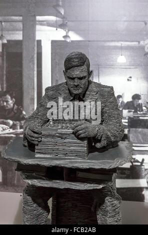 Stephen Kettle's impilati scultura di ardesia di Alan Turing nel museo a Bletchley Park, Buckinghamshire, Inghilterra, Regno Unito Foto Stock