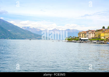 Bellagio città di Como lake district. Paesaggio con marina e italiano tradizionale villaggio sul lago. Sullo sfondo le montagne delle Alpi di co Foto Stock