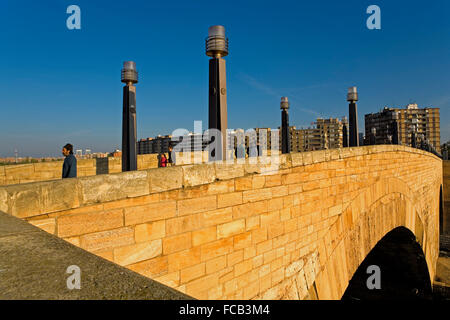 Saragozza, Aragona, Spagna:Puente de Piedra ponte sopra il fiume Ebro, Foto Stock