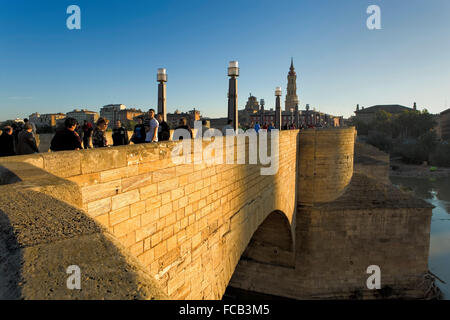 Saragozza, Aragona, Spagna: Puente de Piedra ponte sopra il fiume Ebro, Foto Stock