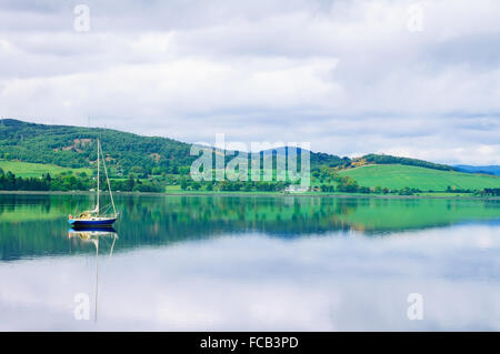 Barca a Moray Firth. Paesaggio in Inverness Highlands della Scozia Foto Stock