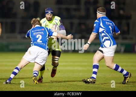 AJ Bell Stadium, Vendita, UK. Xxi gen, 2016. European Challenge Cup. Vendita squali rispetto a Newport Gwent Dragons. Vendita squali bloccare Andrei Ostrikov è affrontato da newport gwent Dragons hooker T. Rhys Thomas. Credito: Azione Sport Plus/Alamy Live News Foto Stock