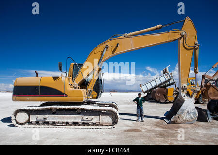 Lavoratori con macchinari pesanti nel Salar de Uyuni in una giornata calda. Il Salar de Uyuni è la più grande distesa di sale del mondo Foto Stock