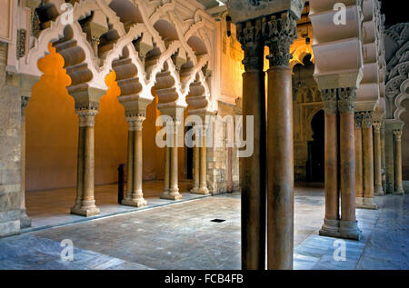 Saragozza, Aragona, Spagna: cortile di Santa Isabel. Archi in Pórtico Norte. Palazzo della Aljafería. Foto Stock