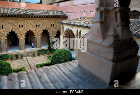 Saragozza, Aragona, Spagna: cortile di Santa Isabel.Aljafería Palace. Foto Stock