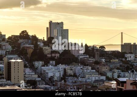 Una vista laterale della famosa San Francisco Golden Gate Bridge e Lombard street, in California, Stati Uniti al tramonto. Una vista di Foto Stock