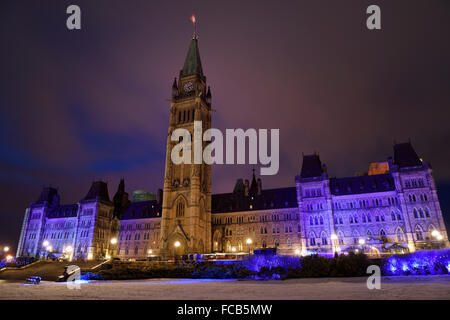 Luci blu sul Parlamento canadese edifici a Natale a Ottawa Foto Stock