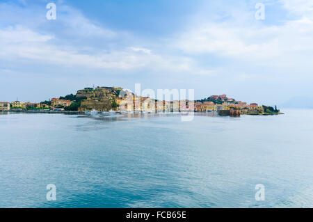 Isola d'Elba, Portoferraio villaggio Porto e skyline da un traghetto. Toscana, Italia. Foto Stock