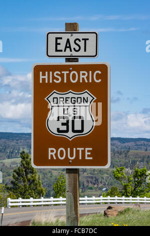 Cartello stradale per la rotta storica noi 30 attraverso la Columbia Gorge. Columbia Gorge National Scenic Area, Oregon, Stati Uniti d'America Foto Stock