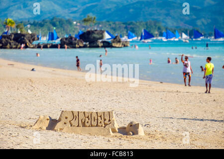 La scultura di sabbia segno sulla spiaggia bianca, Boracay, Filippine Foto Stock