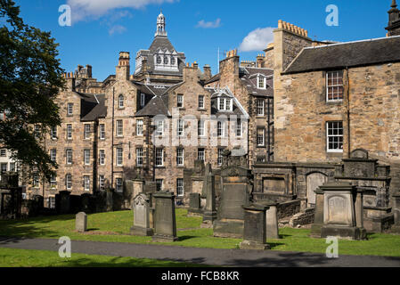 Un angolo di Greyfriars Kirkyard nella Cittã Vecchia di Edimburgo,. Foto Stock