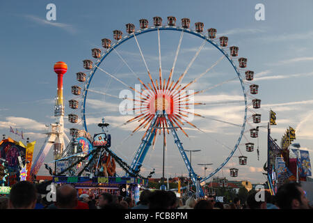 Ruota panoramica Ferris a Oktoberfest a Monaco di Baviera, Germania Foto Stock