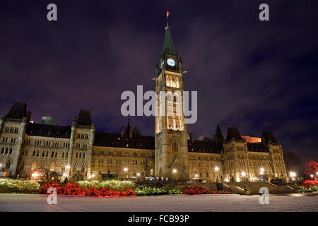 Le luci di Natale a Parliament Hill con illuminato governo canadese edifici a Ottawa Foto Stock