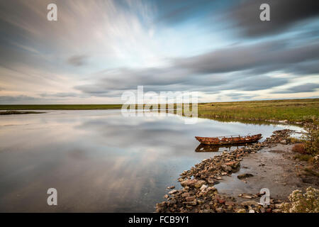 Paesi Bassi, Kerkwerve, riserva naturale Prunje, parte del Parco Nazionale di Oosterschelde. Relitto di una piccola imbarcazione. Esposizione lunga Foto Stock