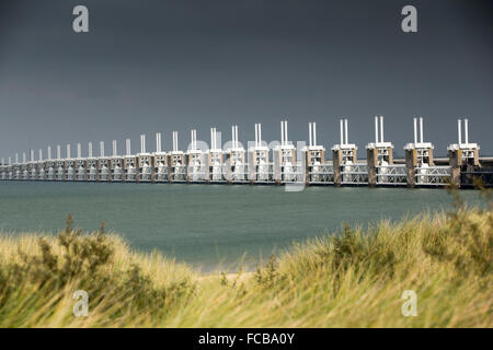 I Paesi Bassi, Kamperland, Oosterschelde Flood Barrier. Parte delle opere di Delta Foto Stock