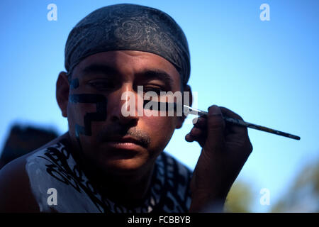 Una sfera di Maya Player dal team Chapab dal Messico dipinge il viso durante il primo ®Pok Ta Pok® World Cup in pista, Tinum, Foto Stock