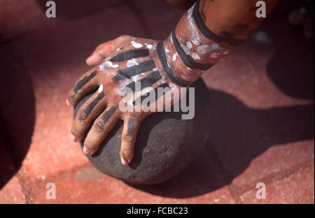 Una sfera di Maya giocatore in possesso di palla durante il primo ®Pok Ta Pok® World Cup in pista, Tinum, Yucatan, Messico Foto Stock