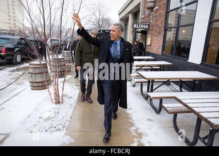 Detroit, Michigan, Stati Uniti d'America. Il 20 gennaio, 2016. Il Presidente degli Stati Uniti Barack Obama onde per gli astanti come egli cammina dal Jolly Birreria di zucca al Shinola Store 20 gennaio 2016 a Detroit, Michigan. Foto Stock