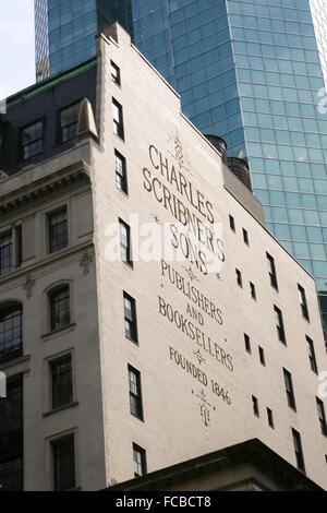 Un basso angolo di visione del Charles Scribner i figli di edificio in Fifth Avenue a Manhattan a New York City, Stati Uniti d'America. Foto Stock