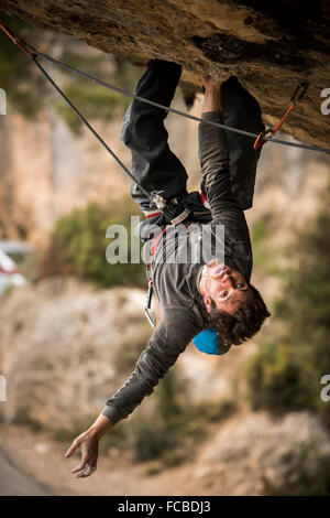 Italian alpinista professionista Stefano Ghisolfi climbing Demencia Senil, 9a+ in Margalef, Spagna. Foto Stock