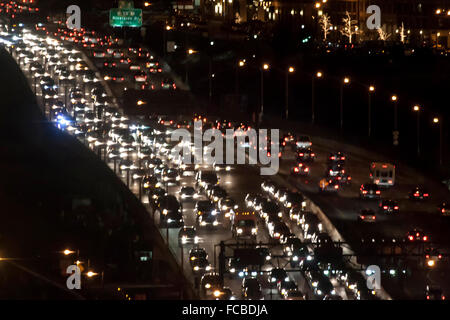 Una vista di grande traffico sulla West Side Highway in New York City, Stati Uniti d'America. Foto Stock