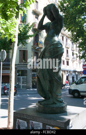 Adolescente di scultura da Marti Llaurado Mariscot in Rambla del Poblenou, Barcellona Foto Stock