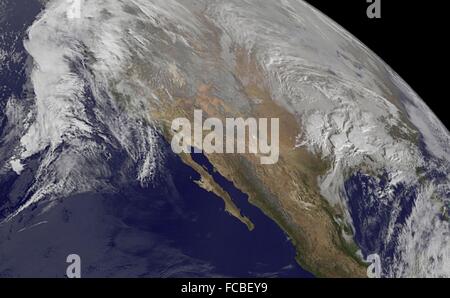 Stati Uniti d'America. Il 21 gennaio, 2016. Un enorme tempesta invernale visto avvicinarsi dalla costa del Golfo e la costa del Pacifico dal NOAA VA meteo satellite 21 gennaio 2016. Il servizio meteorologico nazionale prevede una potenzialmente paralizzante tempesta di neve in tutta la regione medio atlantica con nevicata avvicinando due piedi di Baltimora e Washington D.C. aree metropolitane. Foto Stock