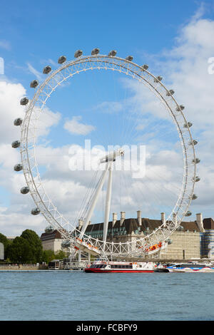 London Eye, ruota panoramica Ferris in un assolato pomeriggio estivo, cielo blu a Londra Foto Stock
