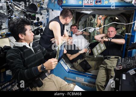 La spedizione di 45 membri dell'equipaggio a bordo della Stazione Spaziale Internazionale si riuniscono per una situazione di emergenza la simulazione all'interno di Stati Uniti Laboratorio di destino Ottobre 19, 2015. Gli equipaggi sulla Stazione esaminare periodicamente e mettere in pratica le procedure che dovrebbero essere utilizzate in caso di emergenza. Nella foto (da sinistra a destra) è JAXA astronauta Kimiya Yui, cosmonauti russi Oleg Kononenko, Mikhail Kornienko e Sergey Volkov e astronauta della NASA e Expedition 45 comandante Scott Kelly. Foto Stock