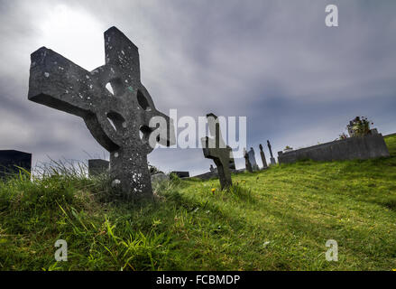 Cimitero irlandese con croce Celtica Foto Stock