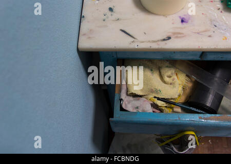 Workplace, workstation, vernice, colorante tint, pittura, vernice, desk job, artigianato, cassetto, armadietto Foto Stock