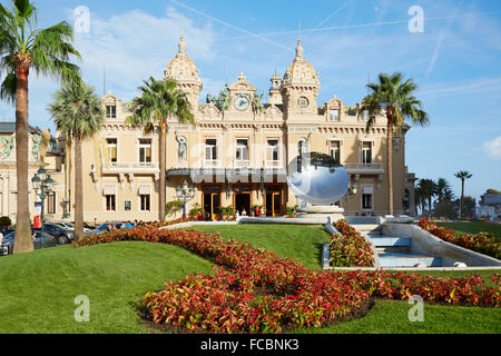 Grand Casinò di edificio e il giardino in estate nel pomeriggio a Monte Carlo Foto Stock