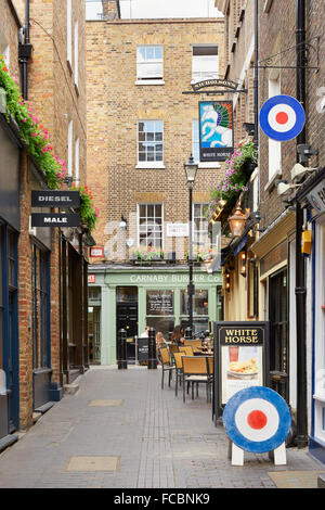 Tipico Newburgh street con case in mattoni e il pub vicino a Carnaby Street a Londra, Regno Unito Foto Stock