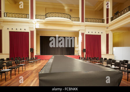 Palais de l'Europe building, teatro interno prima di una sfilata di moda in Menton Foto Stock