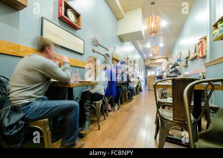 Un hipster, vintage, retrò, Rustico ma moderno cafe ristorante a San Francisco, California. Una vista della decorazione di interni e Foto Stock