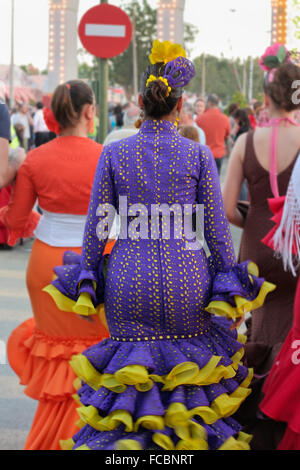 Giovani donne con gipsy vestire e fiori sulla testa alla fiera di Siviglia, Spagna Foto Stock