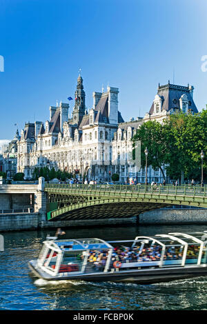 Hotel de la Ville e barca sul fiume Senna, Parigi, Francia Foto Stock