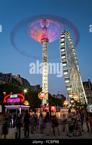 "Air Swing' e la ruota panoramica, giardino delle Tuileries, Parigi, Francia Foto Stock