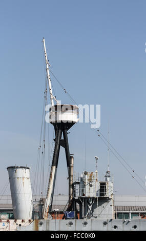 Lavori di restauro del dispositivo HMS Caroline - Guerra Mondiale 1 incrociatore leggero - ormeggiato a Belfast Harbour. Foto Stock