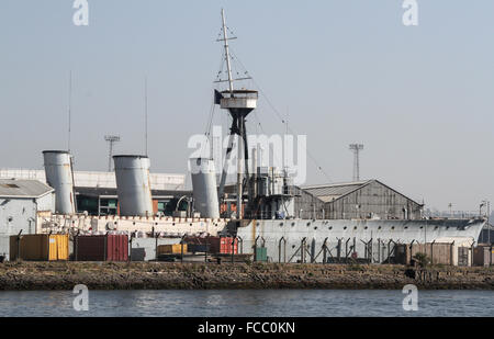 Lavori di restauro del dispositivo HMS Caroline - Guerra Mondiale 1 incrociatore leggero - ormeggiato a Belfast Harbour. Foto Stock
