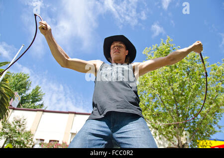 Whip cracking detentore del record mondiale nathan griggs esecuzione al di sopra del fotografo a tamworth country music festival. Foto Stock