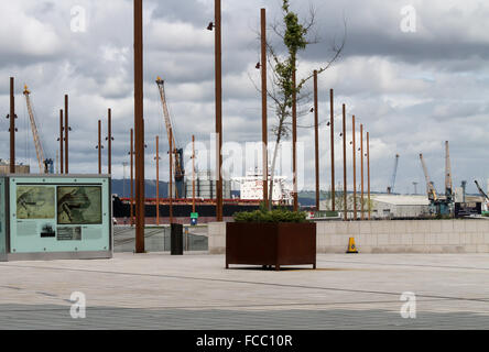 Il Titanic scalo al porto di Belfast. In fondo è la nave portarinfuse Golden Eclipse. Foto Stock