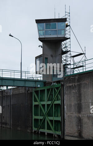 Kontrollturm (torre di controllo) progettato dall architetto svizzero Le Corbusier e costruita nel 1962 come parte della chiusa sul canale Rhone-Rhine tra le città di Kembs e Niffer vicino a Mulhouse, Alsazia, Francia. Foto Stock