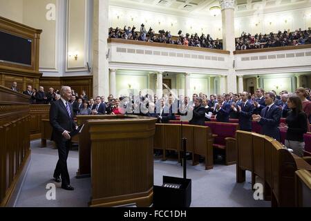 U.S Vice presidente Joe Biden entra nella sala di sessione per affrontare la rada o il Parlamento dicembre 8, 2015 a Kiev, Ucraina. Foto Stock