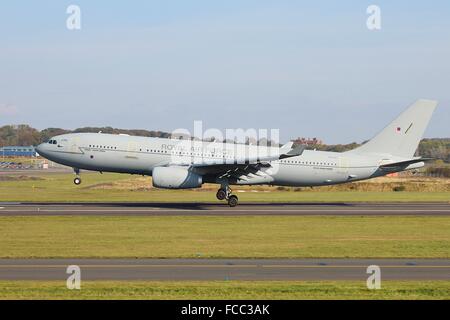 ZZ330, un Airbus A330 Voyager KC2 della Royal Air Force, in atterraggio a Prestwick International Airport. Foto Stock