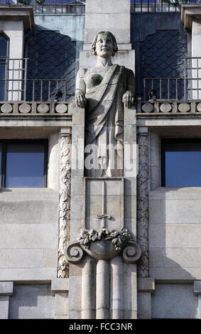 Art Nouveau dettagli architettonici da Henrique Moreira su un edificio in Avenida dos Aliados a Porto Foto Stock