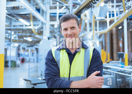 Ritratto lavoratore fiducioso in fattore Foto Stock