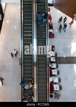 Vista dall'alto di acquirenti andando su e giù per le scale mobili nel  centro commerciale di Dubai, UAE Foto stock - Alamy