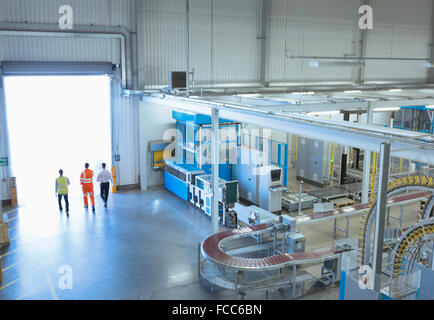 Lavoratori a banchina di carico porta in fabbrica Foto Stock