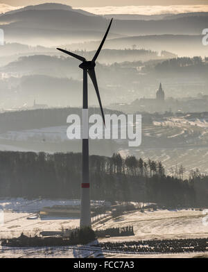 Vista aerea, impianto eolico, impianto eolico prima Scharfenberg con lunghe ombre e mulini a vento effetto, bagliore, antenna, vento Foto Stock